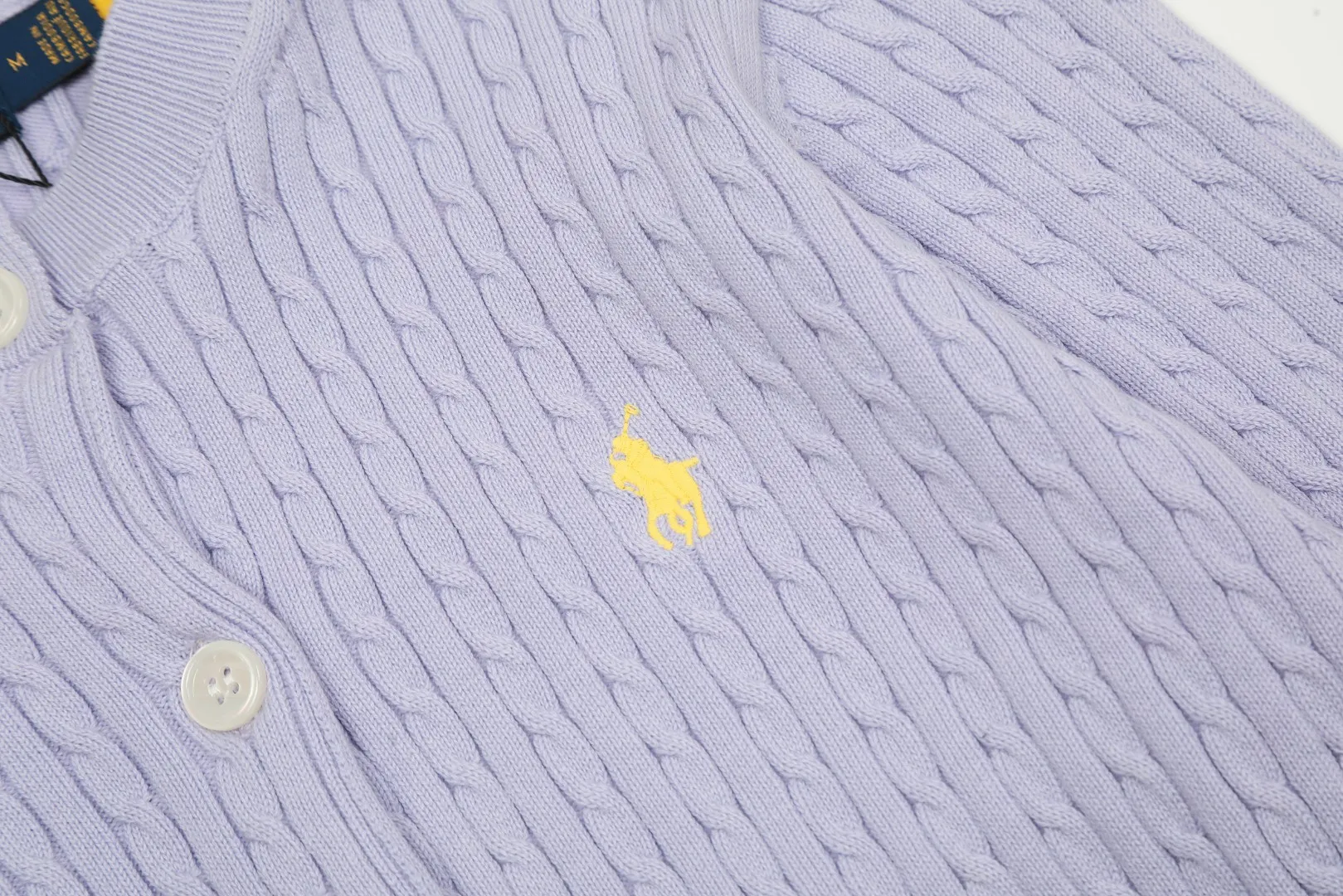 🅿️210 "Top quality" Style number: DS005# (not off the shelves all year round) [Ralph Lauren round neck solid color pony embroidered logo knitted cardigan long sleeves] ✅Ralph Lauren classic basic versatile twist knitted cardigan long sleeves ✅Main supplier platform live broadcast Wholesale entities Replenish when out of stock Not off the shelves ✅ZP quality 1:1 version Scan the code to enter the GF website Counter quality ✅Details and quality are the only one in Guangzhou. Imported quality cotton yarn, focusing on high-end, cost-effective, good quality needless to say. ✅The same style as Zhao Lusi is really amazing, so sweet, so beautiful. This cardigan is really good-looking. Rose red and white label Big red and blue label
